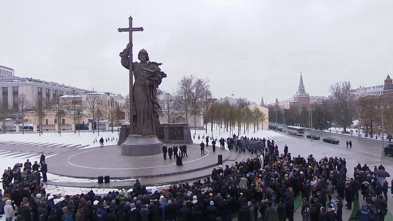 Памятник князю Владимиру торжественно открыли в Москве. Кадры церемонии Памятник князю Владимиру торжественно открыли в Москве. Кадры церемонии