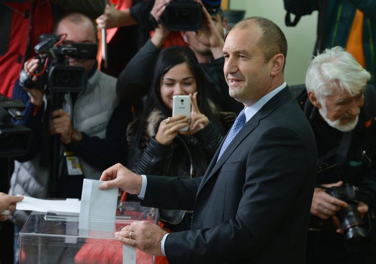 Кандидат в президенты страны от Болгарской социалистической партии Румен Радев голосует на избирательном участке в Софии