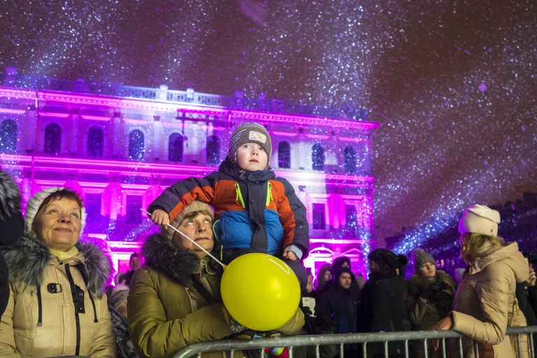 Зрители во время мультимедийного 3D-маппинг шоу Фестиваль Света 2016 на Исаакиевской площади в Санкт-Петербурге Зрители во время мультимедийного 3D-маппинг шоу Фестиваль Света 2016 на Исаакиевской площади в Санкт-Петербурге