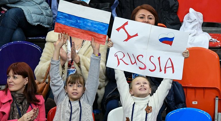 Болельщики во время выступления Юлии Липницкой в короткой программе одиночного катания среди женщин на III этапе Гран-при по фигурному катанию в Москве Болельщики во время выступления Юлии Липницкой в короткой программе одиночного катания среди женщин на III этапе Гран-при по фигурному катанию в Москве