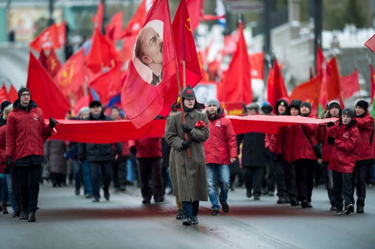 Участники шествия в Омске, посвященного 99-й годовщине Великой Октябрьской революции Участники шествия в Омске, посвященного 99-й годовщине Великой Октябрьской революции