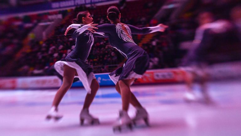 Команда по синхронному фигурному катанию Кристалл Айс (Crystal Ice) во время показательных выступлений на III этапе Гран-при по фигурному катанию в Москве