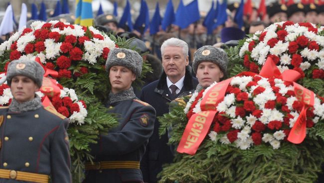 Мэр Москвы Сергей Собянин во время возложения венков к Могиле Неизвестного соладта на Красной площади. 7 ноября 2016 Мэр Москвы Сергей Собянин во время возложения венков к Могиле Неизвестного соладта на Красной площади. 7 ноября 2016