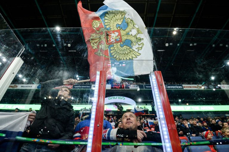 Болельщики сборной России во время матча первого этапа Еврохоккейтура 2016/17 Кубок Карьяла между сборными командами Чехии и России Болельщики сборной России во время матча первого этапа Еврохоккейтура 2016/17 Кубок Карьяла между сборными командами Чехии и России