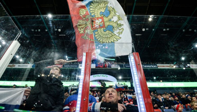 Болельщики сборной России во время матча первого этапа Еврохоккейтура 2016/17 Кубок Карьяла между сборными командами Чехии и России Болельщики сборной России во время матча первого этапа Еврохоккейтура 2016/17 Кубок Карьяла между сборными командами Чехии и России