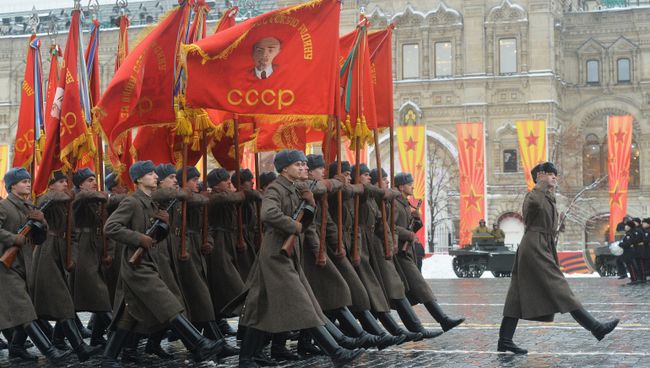 Военнослужащие в форме Красной армии времен Великой Отечественной войны во время торжественного марша, посвященного 75-й годовщине военного парада 1941 года на Красной площади. Архивное фото Военнослужащие в форме Красной армии времен Великой Отечественной войны во время торжественного марша, посвященного 75-й годовщине военного парада 1941 года на Красной площади. Архивное фото