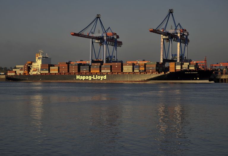 Судно немецкой компании морских перевозок Hapag-Lloyd во время загрузки в порту Гамбурга, Германия. 2008 год 