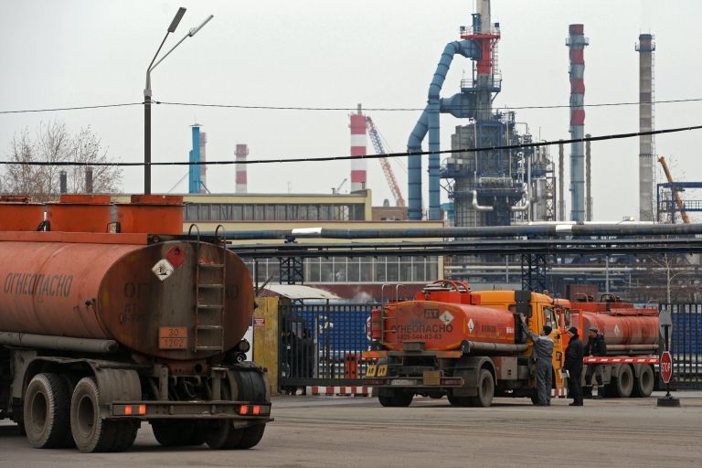 Водитель бензовоза у въезда на нефтеперерабатывающее предприятие