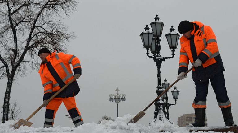 Работники коммунальных служб убирают снег на улицах Москвы Работники коммунальных служб убирают снег на улицах Москвы