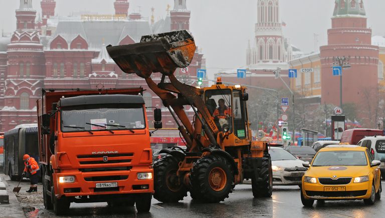 Спецтехника коммунальных служб убирает снег на улицах Москвы Спецтехника коммунальных служб убирает снег на улицах Москвы
