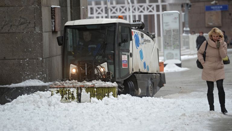 Спецтехника коммунальных служб убирает снег на улицах Москвы Спецтехника коммунальных служб убирает снег на улицах Москвы