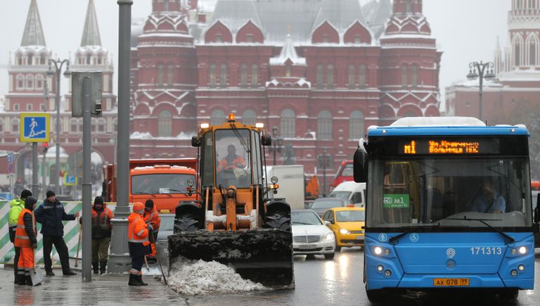 Спецтехника коммунальных служб убирает снег на улицах Москвы Спецтехника коммунальных служб убирает снег на улицах Москвы