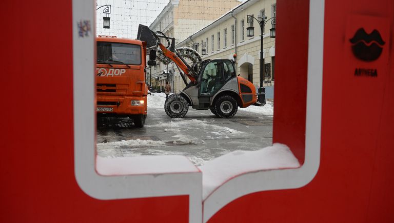 Спецтехника коммунальных служб убирает снег на улицах Москвы Спецтехника коммунальных служб убирает снег на улицах Москвы
