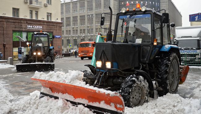 Спецтехника коммунальных служб убирает снег на улицах Москвы. Архивное фото Спецтехника коммунальных служб убирает снег на улицах Москвы. Архивное фото