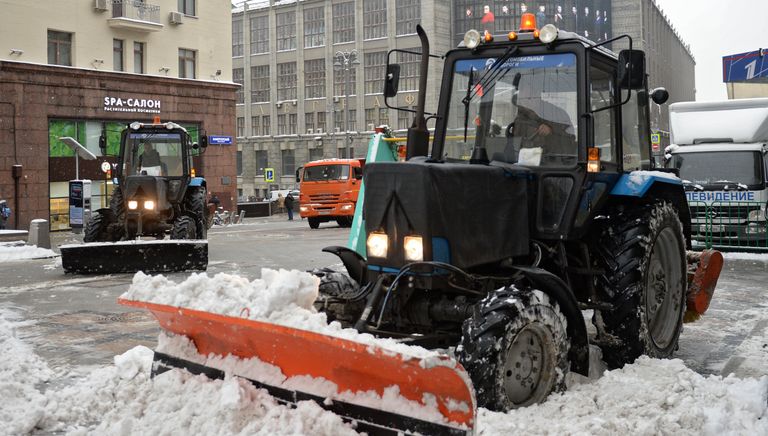 Спецтехника коммунальных служб убирает снег на улицах Москвы Спецтехника коммунальных служб убирает снег на улицах Москвы