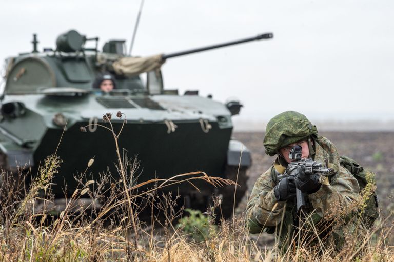 Российские военнослужащие во время совместных учений ВДВ России, Белоруссии и Сербии Славянское братство-2016 в Сербии Российские военнослужащие во время совместных учений ВДВ России, Белоруссии и Сербии Славянское братство-2016 в Сербии
