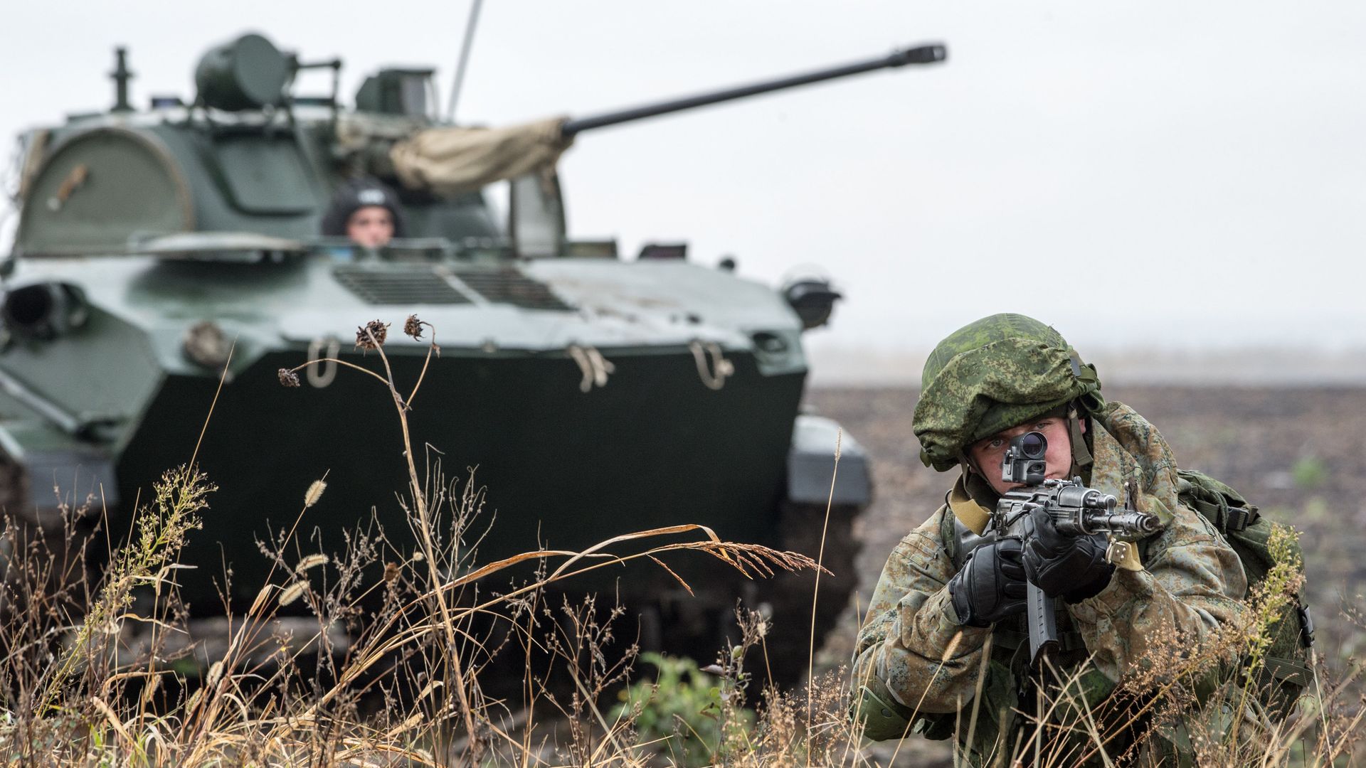 Российские военнослужащие во время совместных учений ВДВ России, Белоруссии и Сербии Славянское братство-2016 в Сербии Российские военнослужащие во время совместных учений ВДВ России, Белоруссии и Сербии Славянское братство-2016 в Сербии - РИА Новости, 1920, 21.12.2021