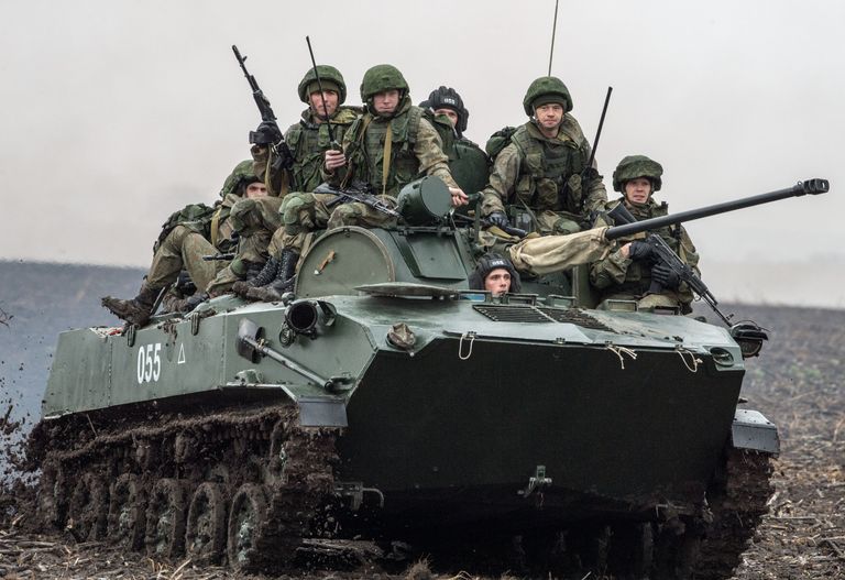 Российские военнослужащие во время совместных учений ВДВ России, Белоруссии и Сербии Славянское братство-2016 в Сербии Российские военнослужащие во время совместных учений ВДВ России, Белоруссии и Сербии Славянское братство-2016 в Сербии