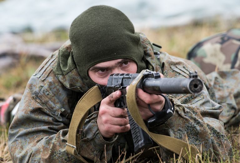 Российский военнослужащий во время совместных учений ВДВ России, Белоруссии и Сербии Славянское братство-2016 в Сербии Российский военнослужащий во время совместных учений ВДВ России, Белоруссии и Сербии Славянское братство-2016 в Сербии