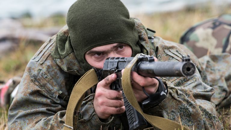 Российский военнослужащий во время совместных учений ВДВ России, Белоруссии и Сербии Славянское братство-2016 в Сербии