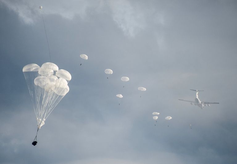 Учебное десантирование БМД-2 во время совместных учений ВДВ России, Белоруссии и Сербии Славянское братство-2016 в Сербии Учебное десантирование БМД-2 во время совместных учений ВДВ России, Белоруссии и Сербии Славянское братство-2016 в Сербии