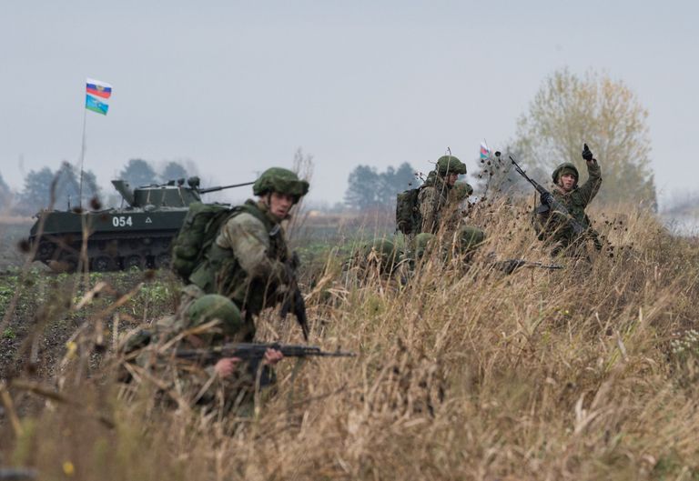 Российские военнослужащие во время совместных учений ВДВ России, Белоруссии и Сербии Славянское братство-2016 в Сербии Российские военнослужащие во время совместных учений ВДВ России, Белоруссии и Сербии Славянское братство-2016 в Сербии