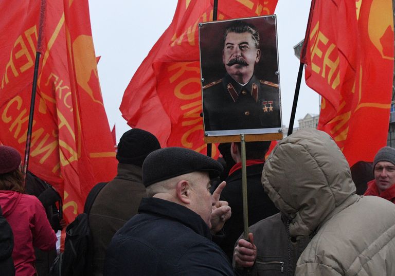 Участники шествия в Москве, посвященного 99-й годовщине Великой Октябрьской социалистической революции