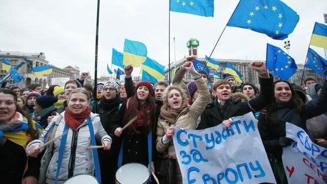 Студенты киевских ВУЗов на акции против решения правительства Украины о приостановлении процесса интеграции Украины и Евросоюза на площади Независимости в Киеве Студенты киевских ВУЗов на акции против решения правительства Украины о приостановлении процесса интеграции Украины и Евросоюза на площади Независимости в Киеве