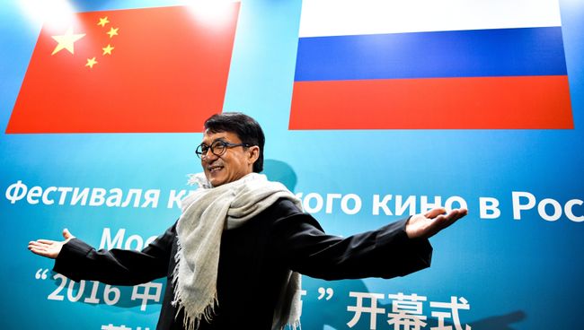 Актер Джеки Чан на церемонии открытия Фестиваля китайского кино в кинотеатре Космос в Москве. 8 ноября 2016 Актер Джеки Чан на церемонии открытия Фестиваля китайского кино в кинотеатре Космос в Москве. 8 ноября 2016