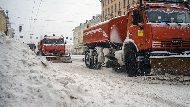 Уборка снега после снегопада в Санкт-Петербурге Уборка снега после снегопада в Санкт-Петербурге