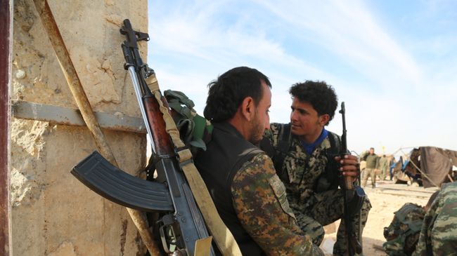 Бойцы Демократических сил Сирии (SDF) в деревне недалеко от Ракки. Архивное фото Бойцы Демократических сил Сирии (SDF) в деревне недалеко от Ракки. Архивное фото