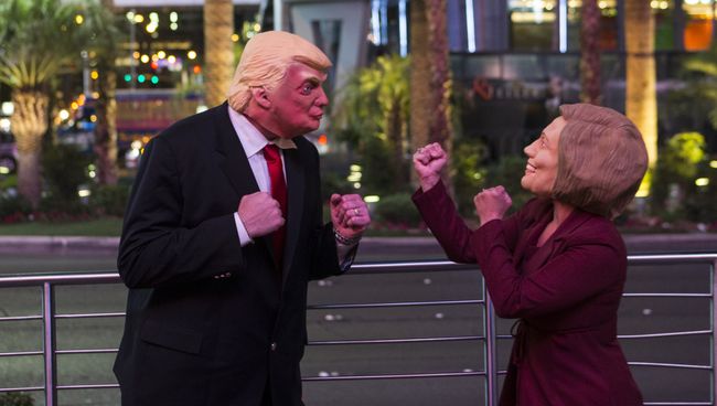 Артисты переодетые в образы Хиллари Клинтон и Дональда Трампа. Архивное фото Артисты переодетые в образы Хиллари Клинтон и Дональда Трампа. Архивное фото