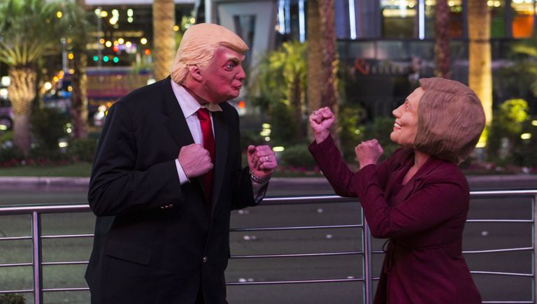Артисты переодетые в образы Хиллари Клинтон и Дональда Трампа развлекают толпу во время выборов в Лас-Вегасе Артисты переодетые в образы Хиллари Клинтон и Дональда Трампа развлекают толпу во время выборов в Лас-Вегасе