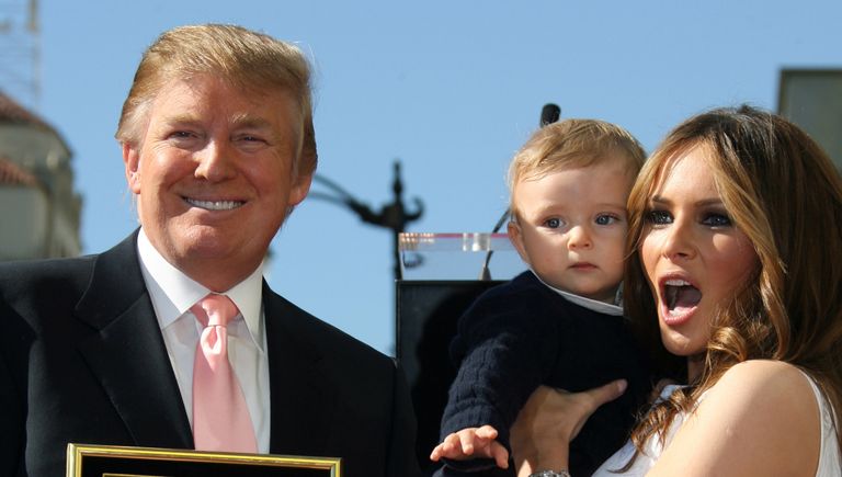 Дональд Трамп, его жена Меланья и сын во время открытия звезды Дональда Трампа на аллее славы в Голливуде, США.  2007 год