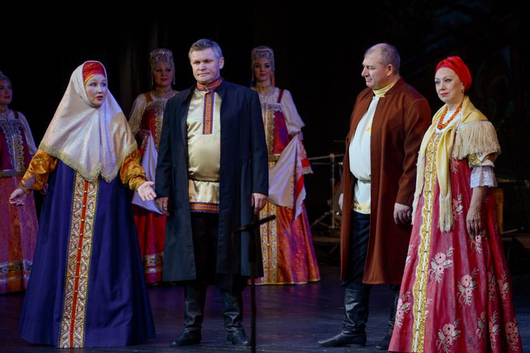 Руководитель оркестра Качаев Александр Михайлович (второй справа) участвует в номере Аннушка во время юбилейного концерта У моря живем, морю песни поём в Архангельском театре драмы им. М.В. Ломоносова.10 марта 2016 года. Руководитель оркестра Качаев Александр Михайлович (второй справа) участвует в номере Аннушка во время юбилейного концерта У моря живем, морю песни поём в Архангельском театре драмы им. М.В. Ломоносова.10 марта 2016 года.
