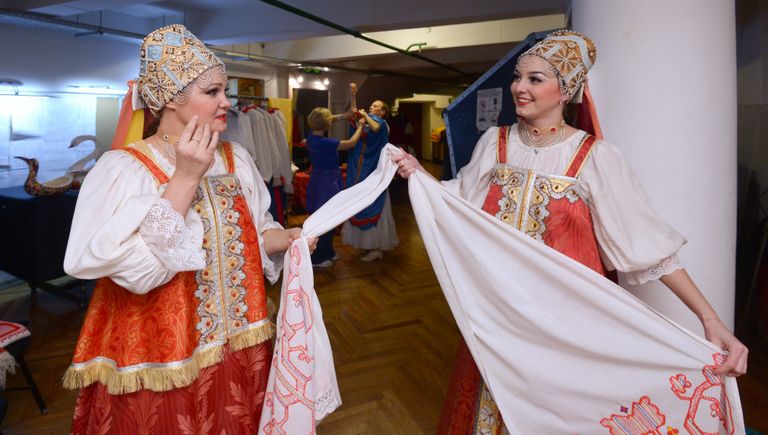 Артисты Северного хора во время юбилейного концерта в концертном зале им. Чайковского готовятся к выходу на сцену. 14 октября 2016 года Артисты Северного хора во время юбилейного концерта в концертном зале им. Чайковского готовятся к выходу на сцену. 14 октября 2016 года