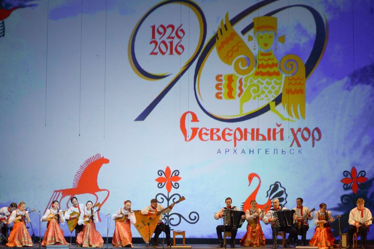 Оркестр народных инструментов Северного хора во время юбилейного концерта У моря живем, морю песни поём в Архангельском театре драмы им. М.В. Ломоносова. 10 марта 2016 года Оркестр народных инструментов Северного хора во время юбилейного концерта У моря живем, морю песни поём в Архангельском театре драмы им. М.В. Ломоносова. 10 марта 2016 года