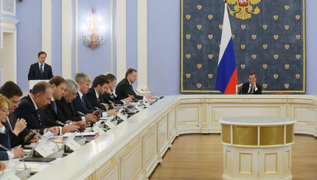 Дмитрий Медведев проводит заседание кабинета министров РФ. Архивное фото Дмитрий Медведев проводит заседание кабинета министров РФ. Архивное фото