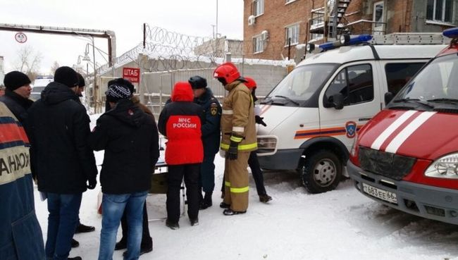 Сотрудники МЧС на месте обрушения кровли на заводе имени Клинина в Екатеринбурге Сотрудники МЧС на месте обрушения кровли на заводе имени Клинина в Екатеринбурге