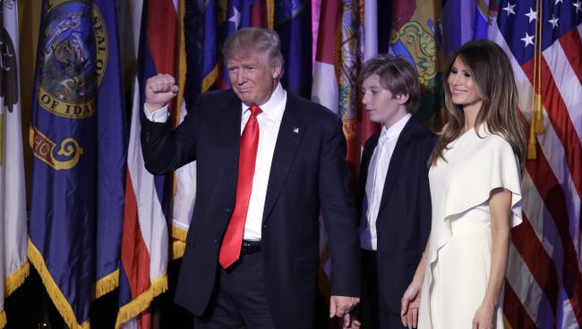 Дональд Трамп с членами семьи перед выступлением в Нью-Йорке Дональд Трамп с членами семьи перед выступлением в Нью-Йорке