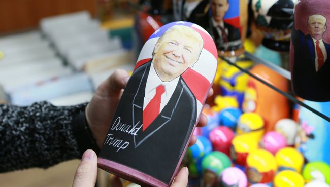 Матрешка с изображением кандидата в президенты США Дональда Трампа в сувенирном магазине в Москве Матрешка с изображением кандидата в президенты США Дональда Трампа в сувенирном магазине в Москве