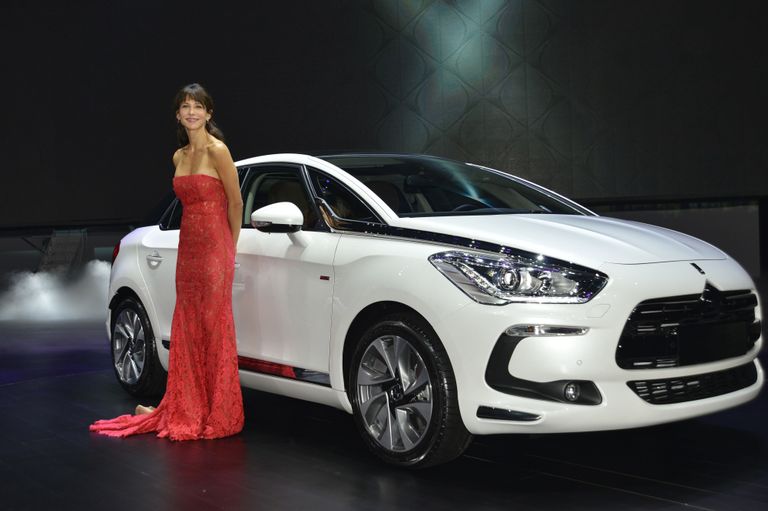 Французская актриса Софи Марсо позирует рядом с Citroen DS5 в Шэньчжэнь, Китай. 27 сентября 2013 Французская актриса Софи Марсо позирует рядом с Citroen DS5 в Шэньчжэнь, Китай. 27 сентября 2013