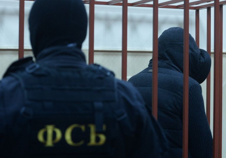 Сотрудник ФСБ в зале суда Сотрудник ФСБ в зале суда