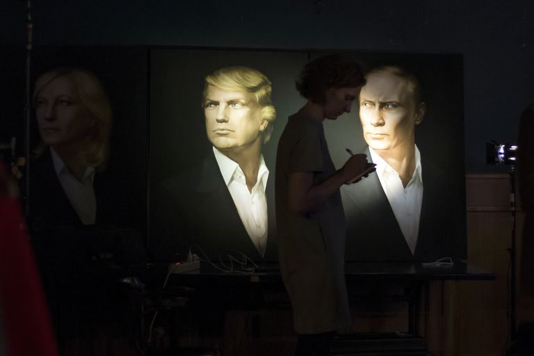 Портреты президента США Дональда Трампа и президента России Владимира Путина в пабе Юнион Джек в Москве Портреты президента США Дональда Трампа и президента России Владимира Путина в пабе Юнион Джек в Москве