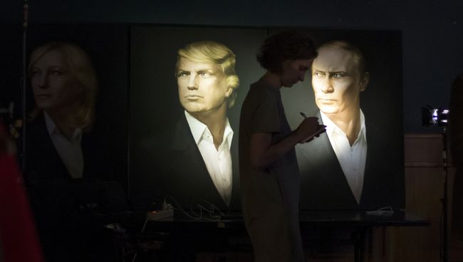 Портреты президента США Дональда Трампа и президента России Владимира Путина в пабе Юнион Джек в Москве Портреты президента США Дональда Трампа и президента России Владимира Путина в пабе Юнион Джек в Москве