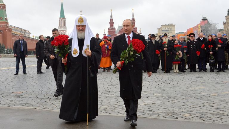 Президент РФ Владимир Путин и патриарх Московский и всея Руси Кирилл на церемонии возложения цветов к памятнику Кузьме Минину и Дмитрию Пожарскому в рамках мероприятий, посвящённых Дню народного единства Президент РФ Владимир Путин и патриарх Московский и всея Руси Кирилл на церемонии возложения цветов к памятнику Кузьме Минину и Дмитрию Пожарскому в рамках мероприятий, посвящённых Дню народного единства