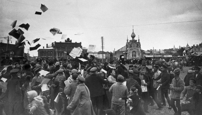 Агитаторы разбрасывают листовки у Дома Советов. Вязьма, 1917 Агитаторы разбрасывают листовки у Дома Советов. Вязьма, 1917