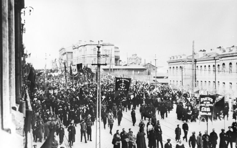 Великая Октябрьская социалистическая революция. Демонстрация трудящихся Владивостока. 1917 год Великая Октябрьская социалистическая революция. Демонстрация трудящихся Владивостока. 1917 год