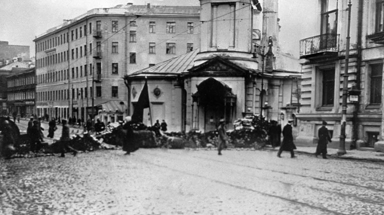 Баррикады на Остоженке. Москва. 1917 год. Октябрьская революция Баррикады на Остоженке. Москва. 1917 год. Октябрьская революция