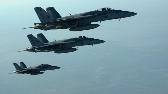 Американские самолеты F-18E. Архивное фото Американские самолеты F-18E. Архивное фото